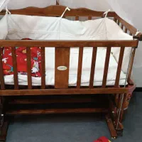 گهواره چوبی کنار مادر|تخت و صندلی بچه|اصفهان, بهارستان|دیوار