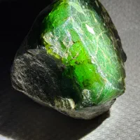 دو عدد سنگ یشم و ۳ عدد سنگ غیره