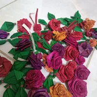 تعدادی گل و برگ حصیری موجوده