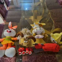 تعدادی عروسک و آباژور کیتی