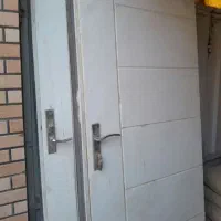 پنجره آهنی و درب چوبی|مصالح و تجهیزات ساختمان|کاشان, باغ ماجد|دیوار