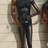 مانکن های زنانه مردانه درحدنو وپایه تکی شیشه‌ای