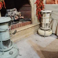 چراغ علاالدین ومیز و صندلی