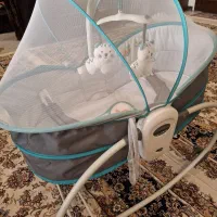 گهواره و تخت کنار مادر