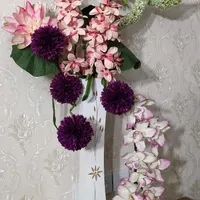 گلدان ایستاده پر از گل های  شیک