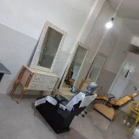 آیینه و کنسولی آرایشگاه زنانه