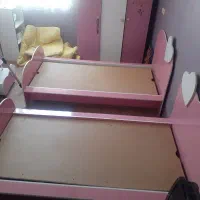 دو تخت و دو میز تحریر و یک کمد