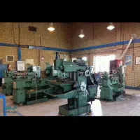 کارآموز و کارگر ساده در کارگاه تراشکاری دستگاه cnc
