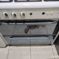 یک عدد بخاری طرح شومینه و یک اجاق گاز طرح فر
