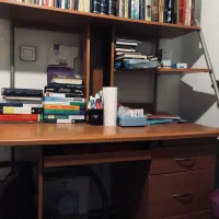 میز کامپیوتر و کتابخانه تمیز