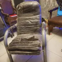 ۴ عدد صندلی انتطار .۱ عدد صندلی ارایشگاه