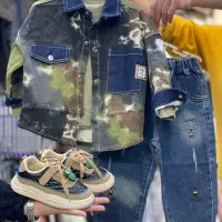 فروشند یا نیروی کار ساده جوان برای گالری کفش