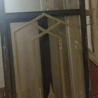 در پنجره با حفاظ ض