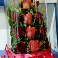 دسته گل مصنوعی با محفظه شیشه ای مناسب هدیه