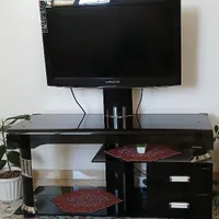 تلویزیون ۳۲ اینچ و میز