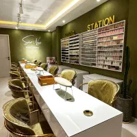 استخدام ناخن کارحرفه ای ودستیاردرسالن تخصصی ناخن