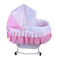 گهواره کنار مادر رنگ قرمز