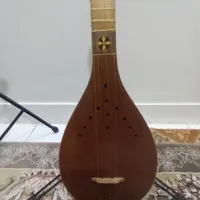سه‌تار دومهر ذوالقدر همراه هاردکیس و پایه نت