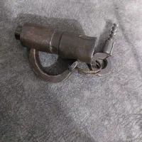 یک عدد تسبیه و قفل قدیمی