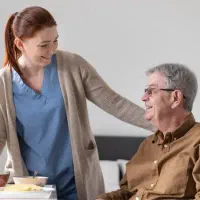 یک خانم برای پرستاری سالمند آقا و امور منزل