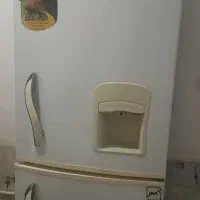 یخچال و یک عدد کابینت