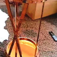 استند کنار میزی