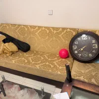 تلوزیون و مبل و میز عسلی