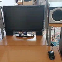 کامپیوتر با میز وصندلی