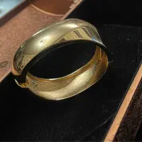 دستبند پهن لوکس طرح طلا ،رنگ ثابت