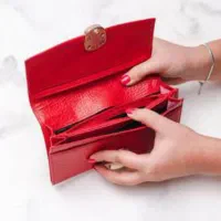 کیف پول قرمز حاوی مدارک