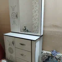 یک عدد میز آرایش