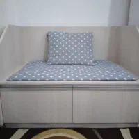 تخت کنار مادر