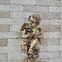 مجسمه فرشته و شکلات خوری