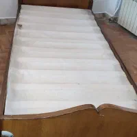 تخت یکنفره قدیمی