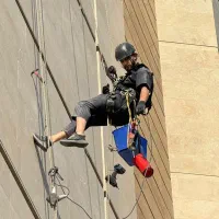 در ارتفاع با طناب شستشو عایق پیچ رول پلاک