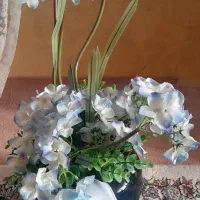 گلدان مشکی وگلها آبی