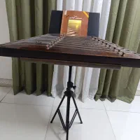 سنتور ( ۲ مهر گودرزی) به همراه میز