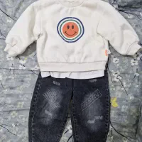 دو عدد شلوار لی یک عدد بلوز خیلی گرم