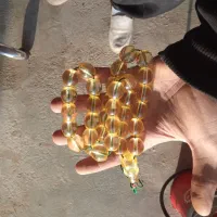 تسبیح کهربا و سندلوس. دو پوست 7عدد . روانسر|کلکسیون اشیاء عتیقه|جوانرود, |دیوار