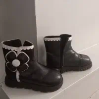 تعدادی کفش بچگانه