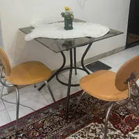 میز ناهار خوری همراه با عدد صندلی چرمی