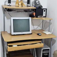 کامپیوتر به همراه میز