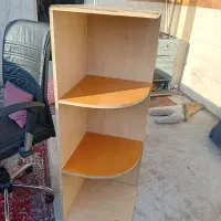 میز و صندلی و کتابخانه