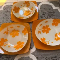 تعدادی ظروف پذیرایی و بشقاب