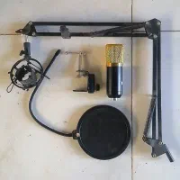 یک عدد میکروفون استودیویی