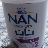 تعداد زیادی قوطی شیر خشک