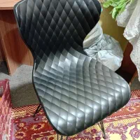 صندلی پلاستیک طرح چرم و میز خاطره چوبی