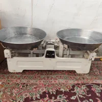 ترازو قدیمی نمازی در حد|کلکسیون اشیاء عتیقه|قم, تولید دارو و یخچال|دیوار