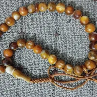 یک عدد کفش ویک عدد تسبیح