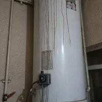 آبگرم کن ایستاده سالم سالم در حال استفاده